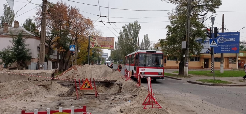 В Николаеве людям приходится толкать троллейбусы из за дорожных работ Фото № 1