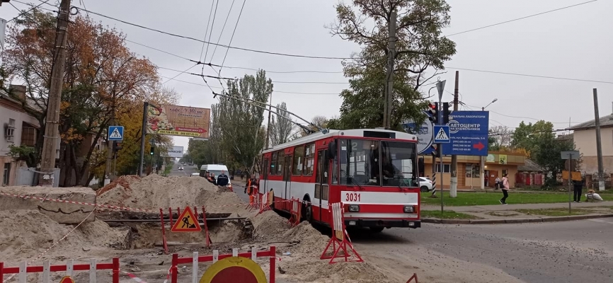 В Николаеве людям приходится толкать троллейбусы из за дорожных работ Фото № 2