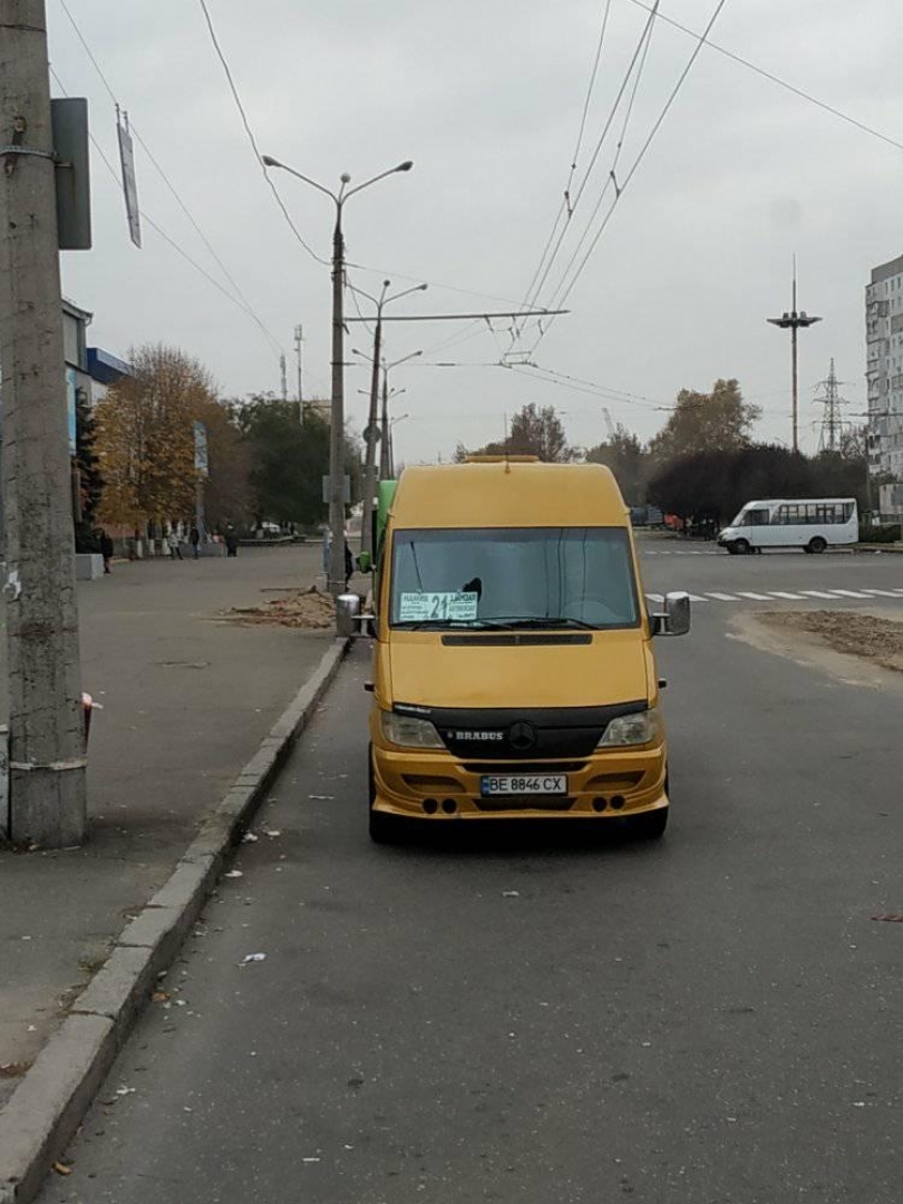 Маршрутчики Николаева тонируют наглухо свои автобусы, чтобы брать стоячих пассажиров Фото № 1