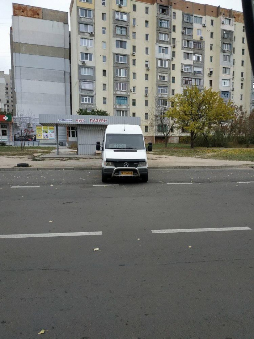 Маршрутчики Николаева тонируют наглухо свои автобусы, чтобы брать стоячих пассажиров Фото № 3
