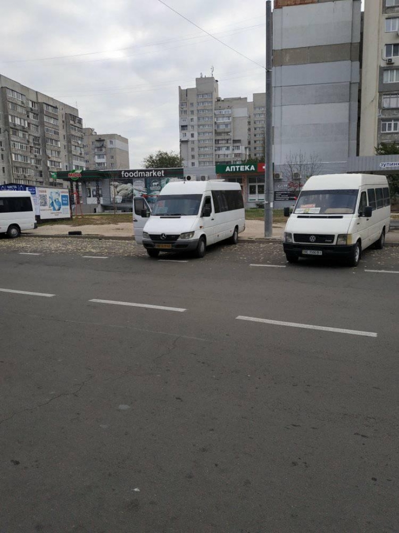 Маршрутчики Николаева тонируют наглухо свои автобусы, чтобы брать стоячих пассажиров Фото № 2