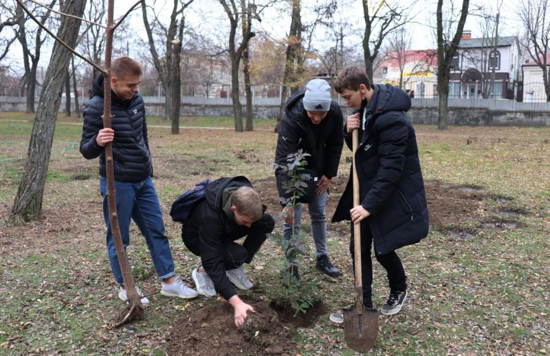 У Херсоні висадили 104 рослини до 104-ї річниці ХДУ — новости херсона2