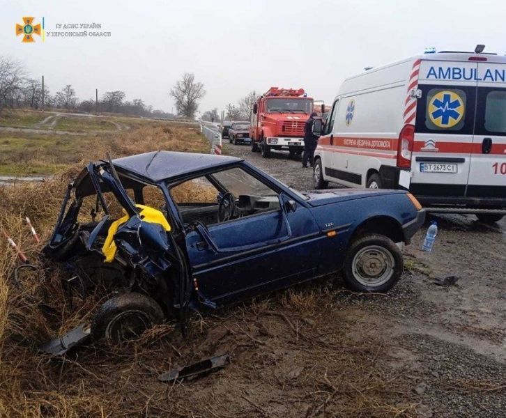 На Херсонщині люди опинилися в полоні понівеченого автомобіля — новости херсона1