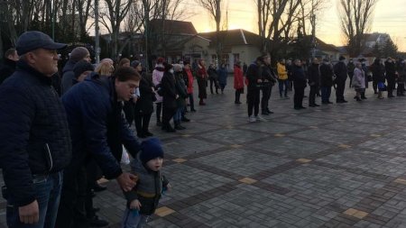 Страви часів Голодомору, спогади і запалені лампадки. Як у Скадовську вшанували жертв Великого голоду