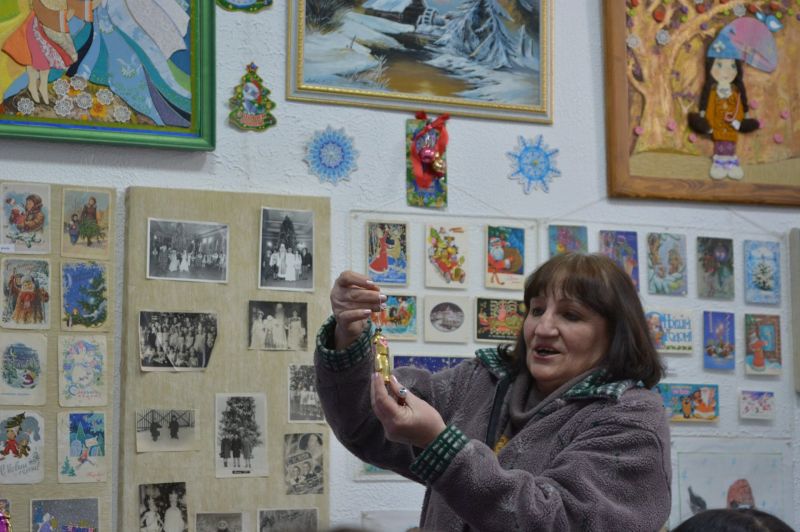 У Скадовську відкрили новорічну виставку прикрас та листівок2