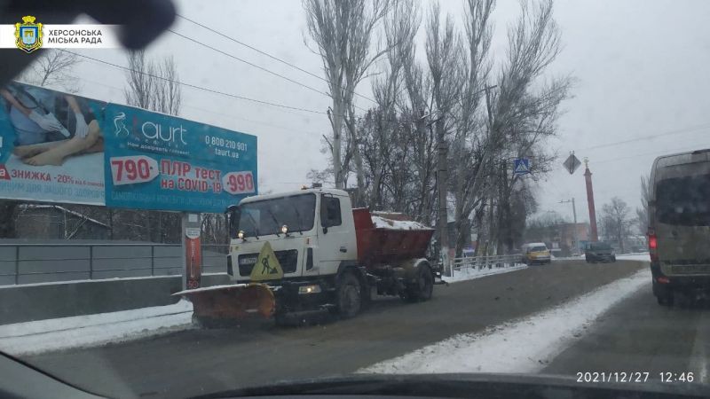 У Херсоні розчищають від снігу дороги1