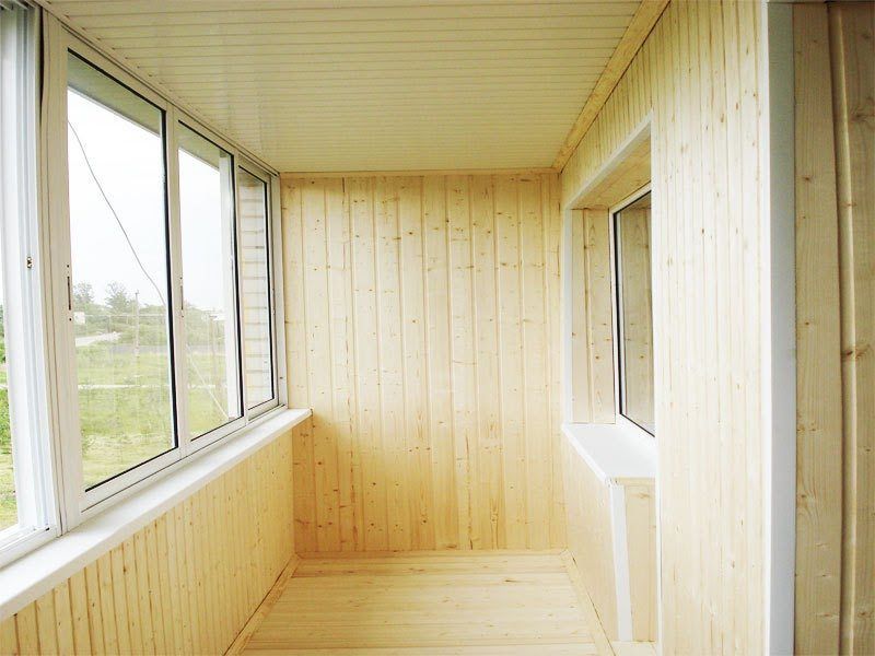 Обшивка балкона деревянной вагонкой: фундамент для разных стилей1