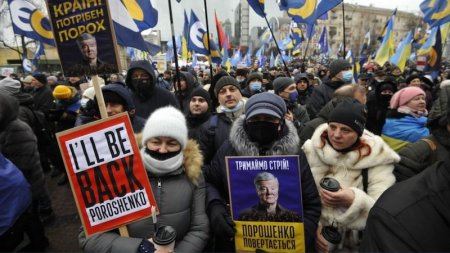Тисячі патріотів зібрались сьогодні у Києві, щоб підтримати лідера опозиції Петра Порошенка