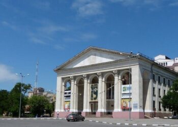 В драмтеатре оккупированного Херсона обустроили склад боеприпасов и ждут рашистских политтехнологов, – ГУР