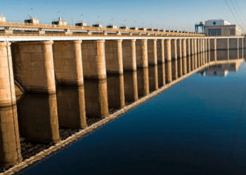 Каховская ГЭС в дыму, прогремели взрывы