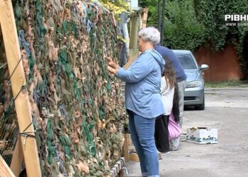 Цінні навіть 30 хвилин кожного рівнянина: волонтери шукають охочих плести маскувальні сітки (ВІДЕО)