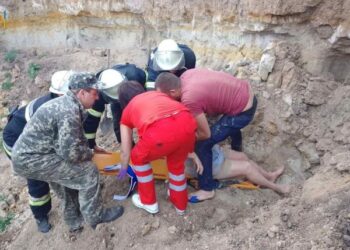 Кіровоградщина: У Новій Празі жінку в результаті зсуву ґрунту присипало піском