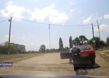 Кропивницькі патрульні допомогли відштовхати автівку до АЗС