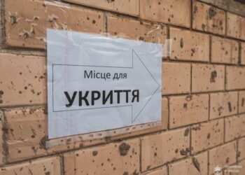 Міський голова Сергій Надал перевірив облаштування укриттів у житлових будинках на вул. Леся Курбаса у Тернополі