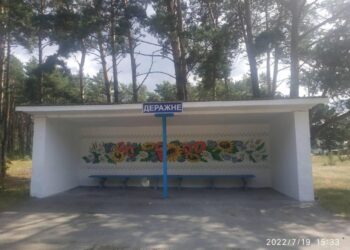 На Рівненщині освітяни прикрасили зупинку українськими орнаментами (ФОТО)