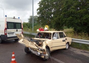 На Рівненщині внаслідок ДТП травмовану пасажирку деблокували з ВАЗівки (ФОТО)