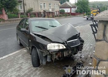 На Тернопільщині авто врізалось в металеву огорожу: фото — Тернопільські новини