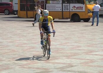 На велосипеді з Харкова до Лондона: українські активісти вирішили нагадати Європі про війну в Україні (ВІДЕО)