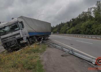 На выезде из Днепра фура съехала в кювет и снесла отбойник |   — новости Днепра