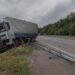 На выезде из Днепра фура съехала в кювет и снесла отбойник | — новости Днепра