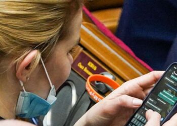 Никто валить из страны не будет, – Арахамия о переписке коллеги