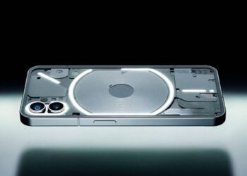 По примеру iPhone: Nothing Phone (1) будет продаваться без зарядного устройства в комплекте