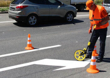 У Дніпрі оновлюють дорожню розмітку технологією холодного пластику |   — новости Днепра