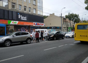 У Рівному в центрі міста зіткнулися дві автівки (ФОТО)