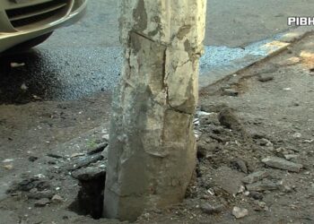 У Рівному водій ледь не збив електроопору (ВІДЕО)