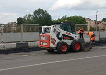 У різних мікрорайонах Тернополя продовжується виконання поточних ремонтів дорожнього покриття