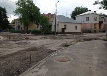 У різних мікрорайонах Тернополя тривають поточні ремонти дорожнього покриття