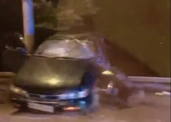 В Днепре на Набережной Заводской иномарка повисла на отбойнике |   — новости Днепра