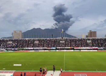 В Японии футбольный матч провели во время извержения вулкана, который находился рядом со стадионом (ВИДЕО) (23 июля 2022 г.) — Новости футбола