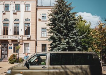 З Тернополя для потреб військовослужбовців ЗСУ передали черговий мікроавтобус