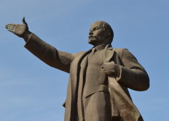 Окупанти на Херсонщині поставили бюст Леніна замість патріотичної стели