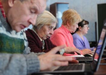 Кабмін запропонував пенсіонерам попрацювати