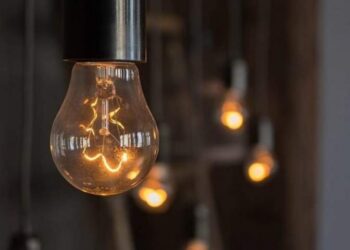 Більше десятка вулиць Рівного без світла: енергетики працюють