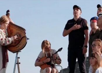 До свята поліцейські, рятувальники та військові зворушливо виконали гімн на набережній Дніпра (ВІДЕО) |   — новости Днепра