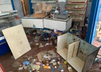 РОСІЙСЬКІ ВІЙСЬКОВІ РОЗГРАБОВУЮТЬ МАГАЗИНИ В ОКУПОВАНИХ СЕЛИЩАХ