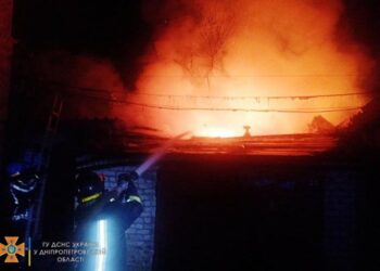 Гасили майже годину: у Кривому Розі горів гараж на приватному подвір’ї |   — новости Днепра