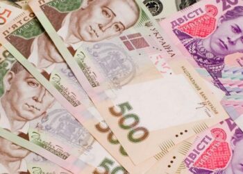 Як оподатковується зарплата, виплачена працівнику за час вимушеного прогулу за минулі періоди, поновленому на роботі за рішенням суду?