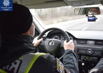 Кіровоградщина: Як патрульні допомогли жінці завести автомобіль (ВІДЕО)