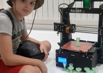 Кропивницький: Одинадцятирічний хлопчик друкує перископи для українських військових