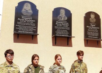 На честь загиблих випускників у Вараському ліцеї встановили меморіальні дошки (ФОТО)
