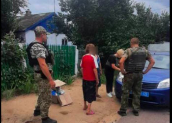 На Херсонщині копи доставляють гумдопомогу у прифронтові села