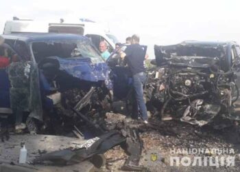 На Тернопільщині автомобіль врізався у бус: загинув чоловік (фото) — Тернопільські новини