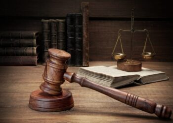 На Тернопільщині судили учня ПТУ, бо він курив на зупинці — Тернопільські новини