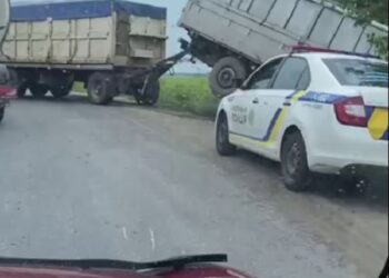 На виїзді з Кропивницького зіткнулися вантажівка з іномаркою