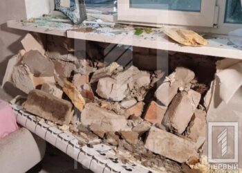 Наслідки негоди: у Кривому Розі дерево пробило стіну багатоповерхівки, а блискавка підпалила дах |   — новости Днепра