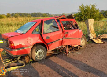Під Каменським Opel врізався у бетонну огорожу: людей діставали рятувальники |   — новости Днепра